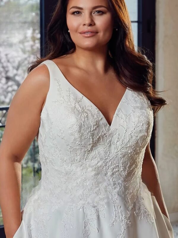 Classic V Neck Wedding Dresses Plus Size A-Line Bride Gowns Appliques Sleeveless Back Button Sweep Train Vestido De PSL980021 - obrazek 3