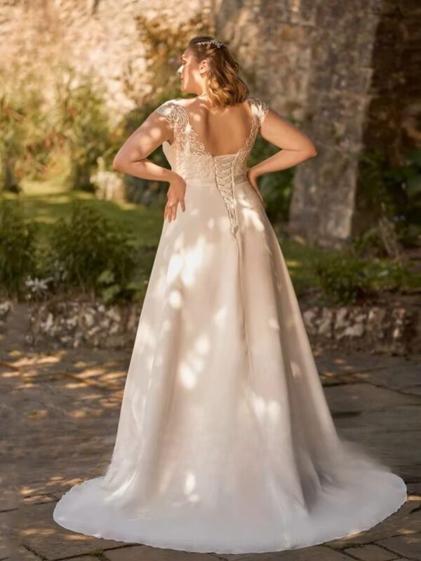Customized Wedding Dresses Plus Size V Neck Cap Sleeves A-Line Bride Gowns Applique Back Lace-up Sweep Train Vestidos De Novia - obrazek 2