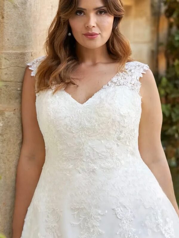 Customized Ivory Wedding Dresses Plus Size V Neck Sleeveless Bride Gowns Woman Appliques Sweep Train A-Line Vestidos De Novia - obrazek 3
